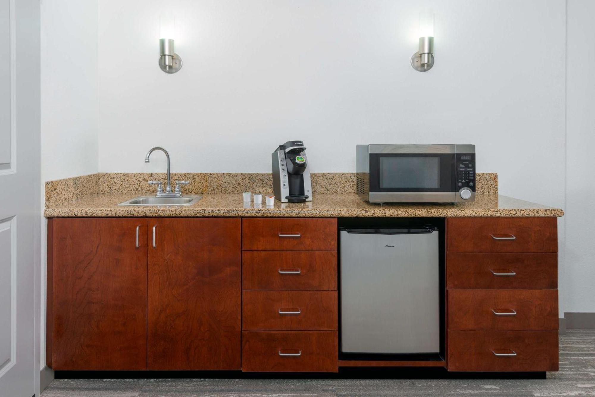 Hilton Garden Inn Tampa Riverview Brandon Bagian luar foto